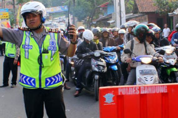 Ratusan Anggota Polisi Naik Pangkat - JPNN.COM