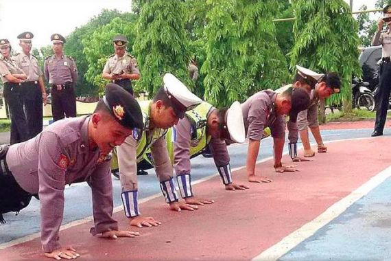 Polisi-polisi Dihukum di Depan Kawannya karena Tak Disiplin, Nih Fotonya! - JPNN.COM