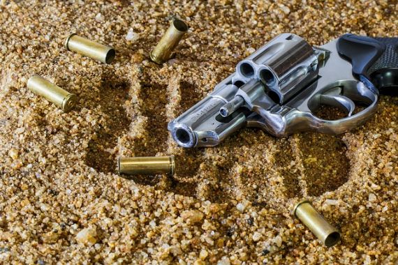 Astaga... Pistol Plus Amunisi Standar Polri Keleleran Toilet di SPBU - JPNN.COM