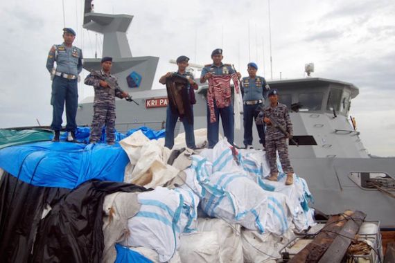 Mantap! Angkatan Laut Gagalkan Penyelundupan Pakaian Bekas Senilai Rp1,5 Miliar - JPNN.COM