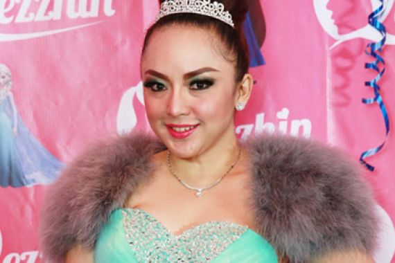 Cuek Banget! Dibilang Tukang Nikah Siri, Regina Balas Begini - JPNN.COM