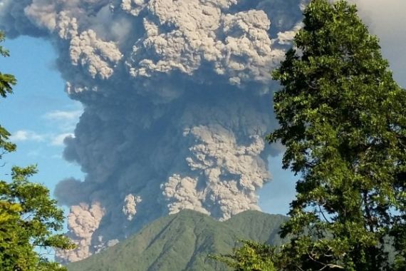 Gunung Soputan Meletus, Mobil Damkar Dikerahkan - JPNN.COM