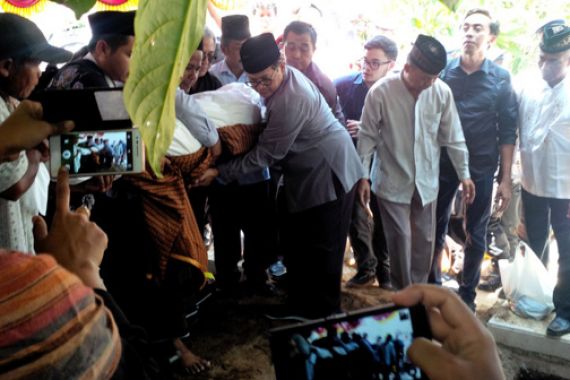 Pejabat Negara Ikuti Pemakaman Ibunda Pramono Anung - JPNN.COM