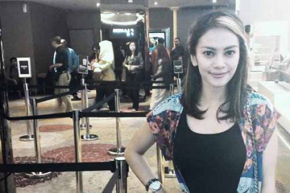 Lah.. Perceraian Belum Tuntas, Artis Seksi Ini Sudah Gandeng Polisi - JPNN.COM