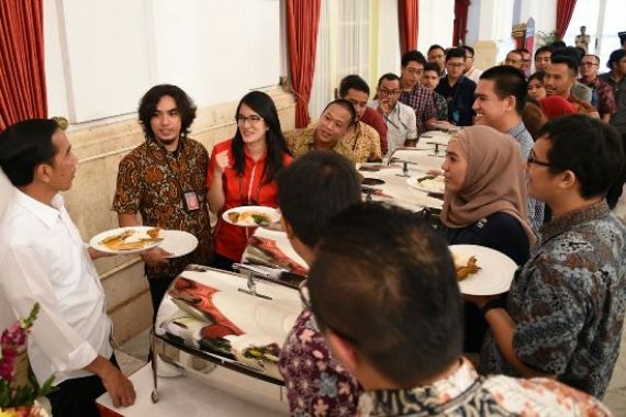 JK Makan Siang Bersama Megawati, Jokowi Makan Malam dengan Wartawan, Ha ha ha - JPNN.COM