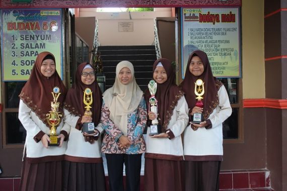 Teliti Khasiat Tumbuhan Semak Belukar, Berhasil Juara Nasional - JPNN.COM