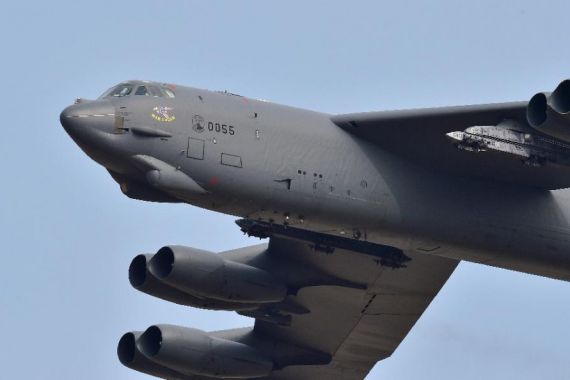 Panas! Pesawat Pengembom AS yang Gede Bingit Ini Terbang Rendah di Langit Korut - JPNN.COM