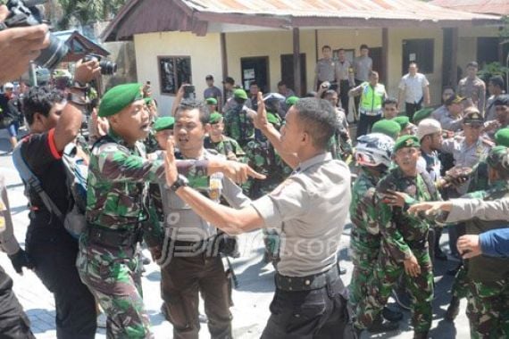 Lihat Nih Foto Anggota TNI-Polri Bentrok! Mapolres Nyaris Dibakar - JPNN.COM