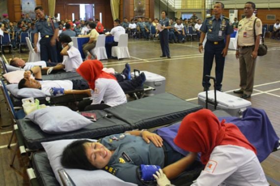 250 Prajurit dan PNS TNI AL Laksanakan Donor Darah - JPNN.COM