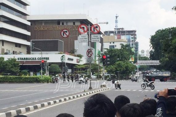 AWAS! Tiba-tiba Personel di Sekitar Starbuck Berhamburan! - JPNN.COM