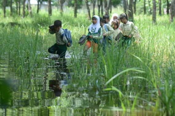 SEDIH! Siswa ke Sekolah Lewat Rawa karena Jalan Ditutup Perusahaan - JPNN.COM