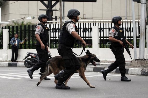 Pak Polisi! Anjing-anjing K9 di Sarinah Juga Harus Pakai Rompi Antipeluru - JPNN.COM