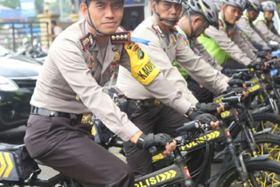 Kring Kring! Polisi Sepeda Makin Eksis di Depok - JPNN.COM