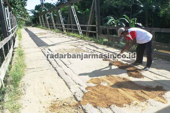 Puluhan Tahun Rusak, Jembatan tak Juga Diperbaiki, Nih Fotonya - JPNN.COM