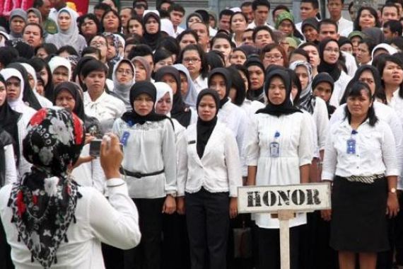 Honorer: Pemerintahan Jokowi Tidak Punya Hati dan Perikemanusiaan - JPNN.COM