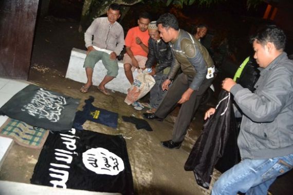 Lihat nih, Ada Warga Ciamis Simpan Atribut ISIS - JPNN.COM