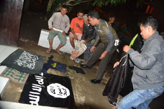 Atribut ISIS Diamankan, Si Pemilik Hilang Seminggu Sebelum Bom Jakarta - JPNN.COM