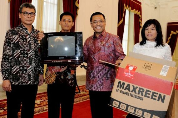 Jokowi Terkesima dengan TV Rakitan Karya Kusrin - JPNN.COM