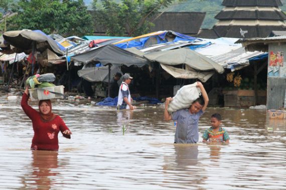 Lihat...Banjir Setinggi Pinggang Rendam Pasar Youtefa - JPNN.COM