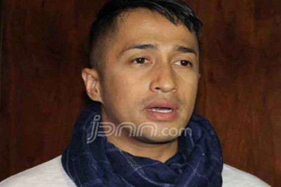 Irfan Hakim Boyong Istri dan 4 Anaknya Umrah - JPNN.COM