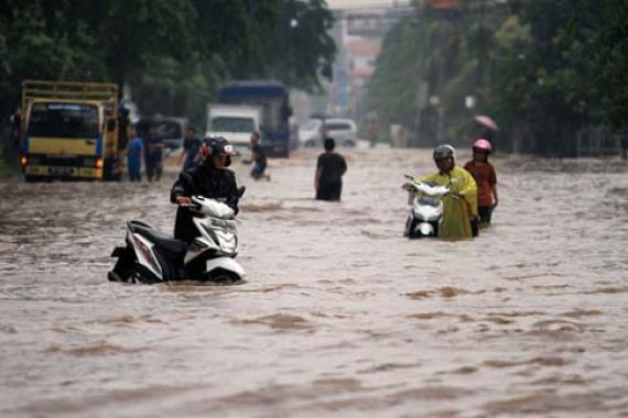 Hujan 8 Jam, Langsung Banjir Parah - JPNN.COM