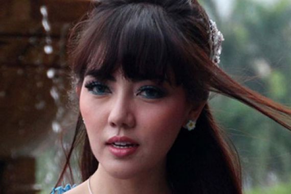 Bella Sofie Juga Hapus Nama Sang Suami - JPNN.COM