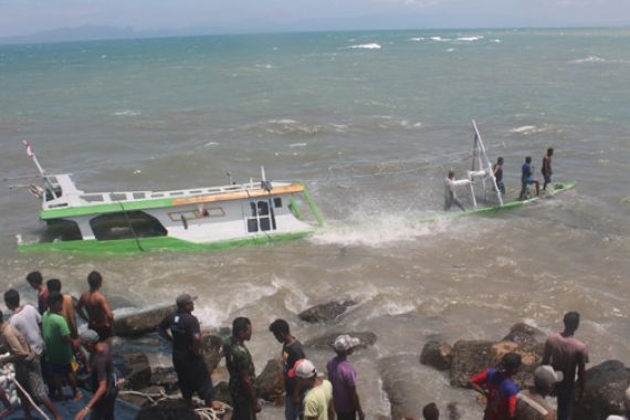 Dihantam Ombak Besar, Perahu Nelayan Karam - JPNN.COM
