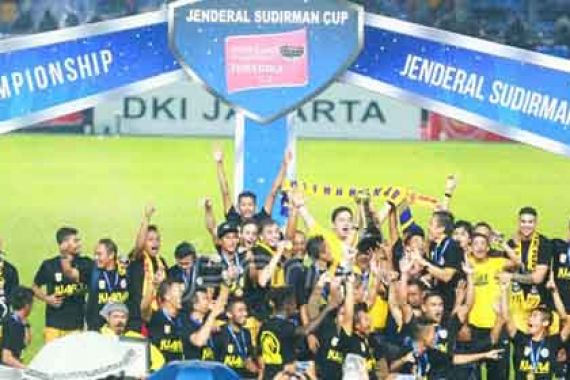 Angkat Trofi Piala Jenderal Sudirman, Gubernur Nyaris Terjengkang - JPNN.COM