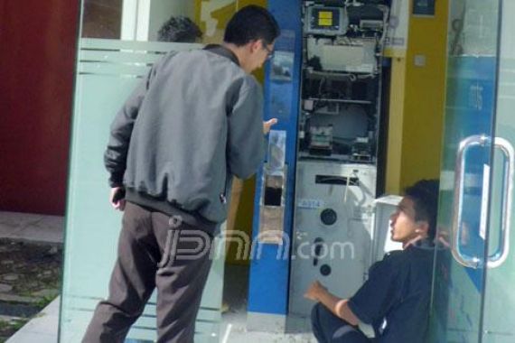 Aksi Perampok Gasak ATM Terekam CCTV, Rp300 Juta Berhasil Dibawa Kabur - JPNN.COM