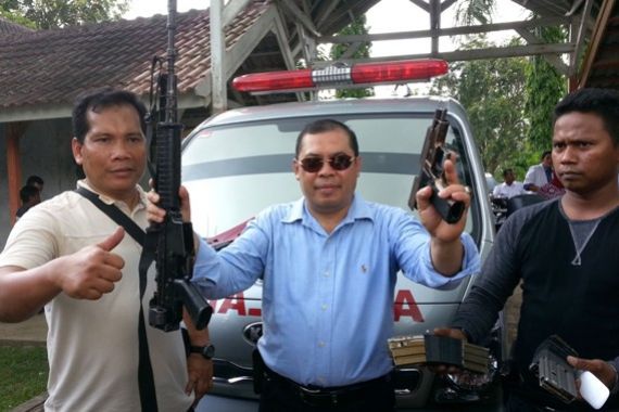 Penculik Pejabat Bersenjata AK-47, Baku Tembak, Dua Mampus - JPNN.COM