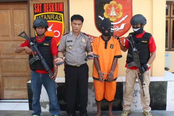 Aneh Banget, Mau Ditolong Malah Todongkan Pistol ke Polisi - JPNN.COM