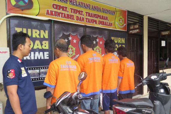 Main Judi Poker, Sekretaris Desa di Bangkalan Diciduk Polisi - JPNN.COM