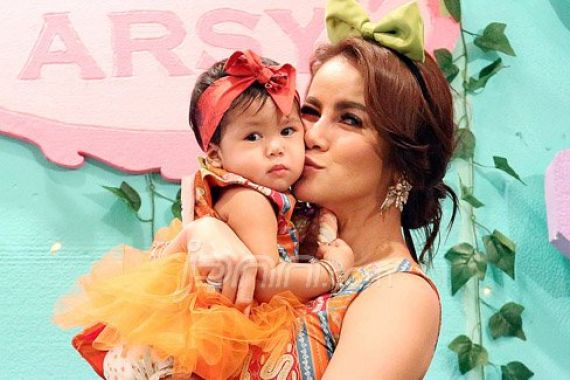 Olla Ramlan Bakal Boyong Putri Kecilnya Umrah - JPNN.COM