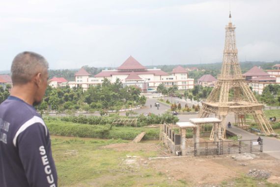 Menara Eiffel Bakal Dibongkar - JPNN.COM