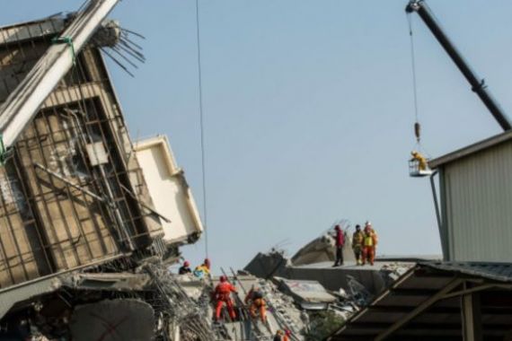 Ajaib, Pasangan Ini Selamat setelah Terkubur Reruntuhan Gempa - JPNN.COM