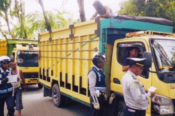 Nekat! Pemuda Larikan Truk yang Sedang Parkir, akhirnya... - JPNN.COM