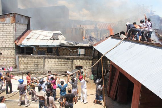 Terdengar Ledakan..Masjid dan 20 Indekos Terbakar, Barang Dijarah - JPNN.COM