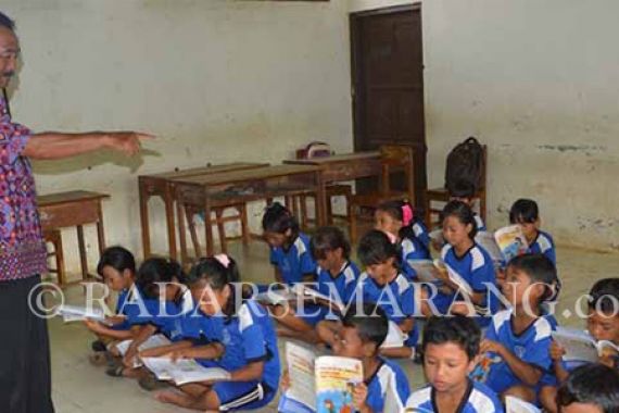 Miris Di Surabaya, Masih ada Siswa Lesehan di Kelas - JPNN.COM