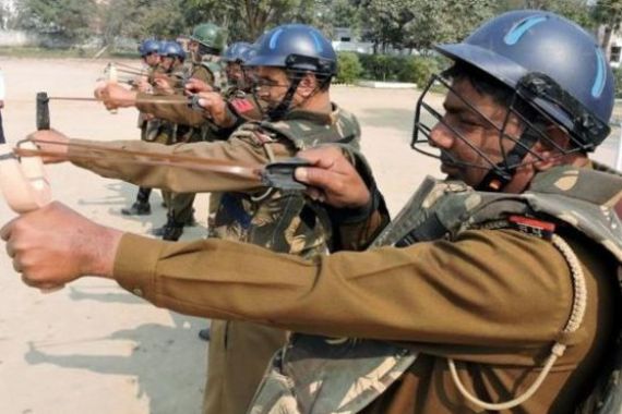 Ini Dia Senjata Terbaru Polisi India Hadapi Pendemo Anarkis - JPNN.COM