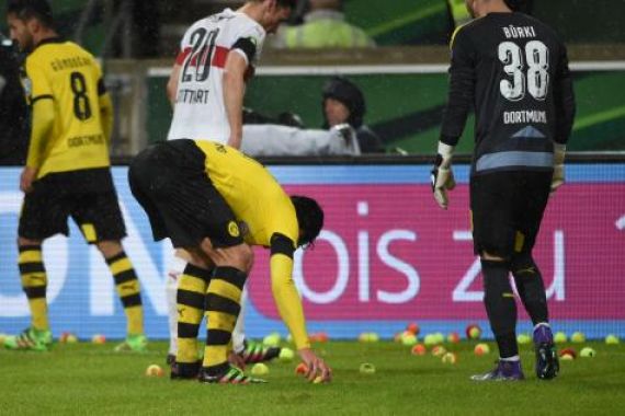 Fans Dortmund Lempari Lapangan dengan Bola Tenis saat Laga Berlangsung - JPNN.COM