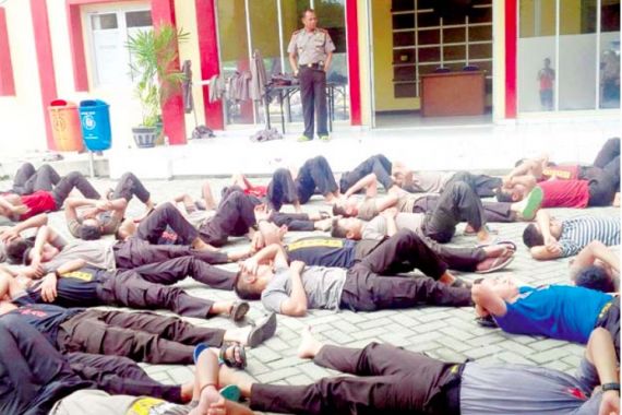 Lihat Nih Foto Puluhan Polisi Dijemur Karena Tak Salat! - JPNN.COM