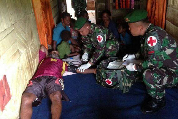 Prajurit TNI di Papua Gelar Pelayanan Kesehatan dari Rumah ke Rumah - JPNN.COM