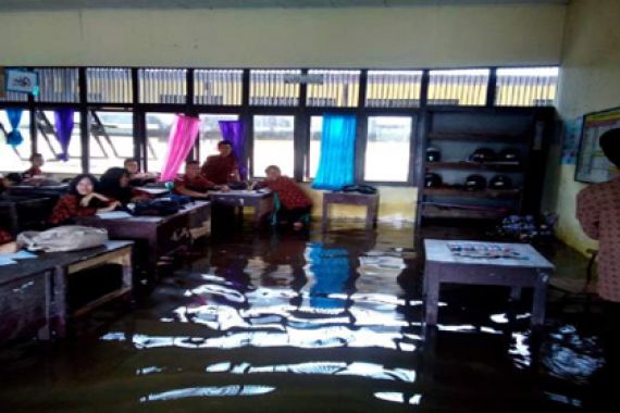 Lihatlah Foto Ini, Banjir Genangi Sekolah - JPNN.COM