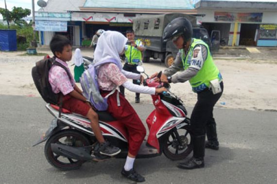 Sebelum Membentak Polisi, Siswi SD Itu Menangis - JPNN.COM