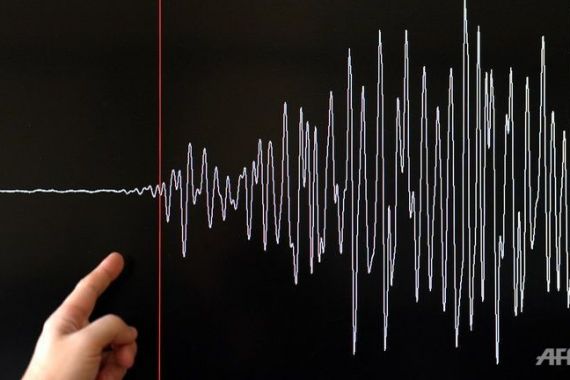Gempa, Ratusan Warga Nyaris Tertimbun Reruntuhan Tebing - JPNN.COM