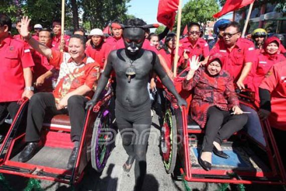 Bu Risma Pesan Sepatu Pelantikan di Eks Dolly - JPNN.COM