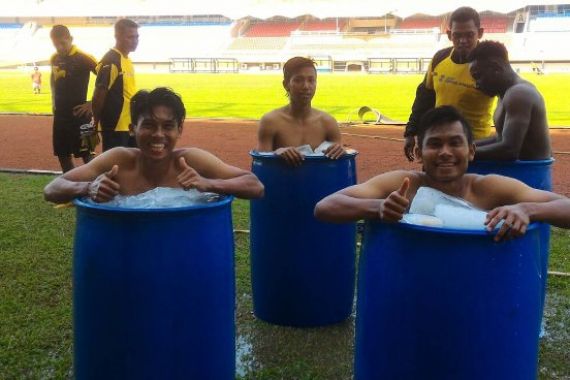 Lihat, Para Pemain Sriwijaya FC Dimasukkan ke Drum - JPNN.COM