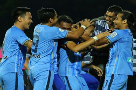 VIDEO: Pemain Malaysia Cetak Gol Menakutkan, Kalahkan Roberto Carlos - JPNN.COM