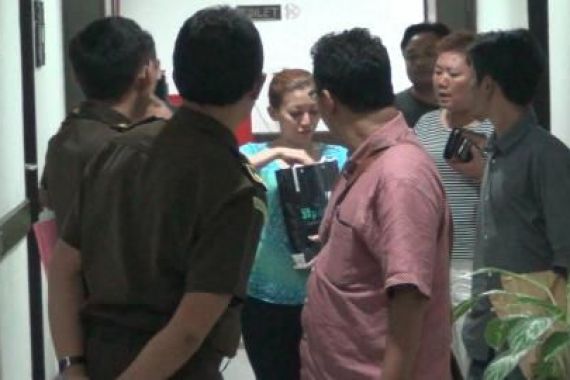 Lihat Nih Wajah Ratu Goyang Kayang saat Masuk Penjara - JPNN.COM