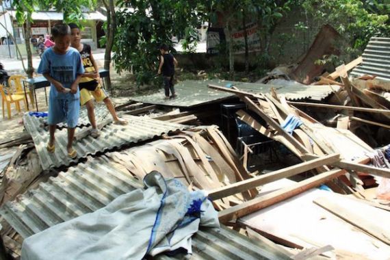 Lihat nih, Rumah Pembacok Ustaz Dirobohkan sampai Rata Tanah - JPNN.COM